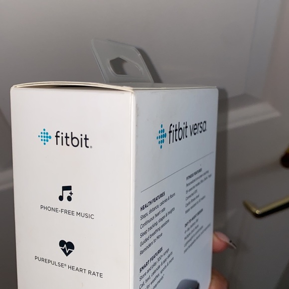 Fitbit versa- NEW NEW - Picture 5 of 5